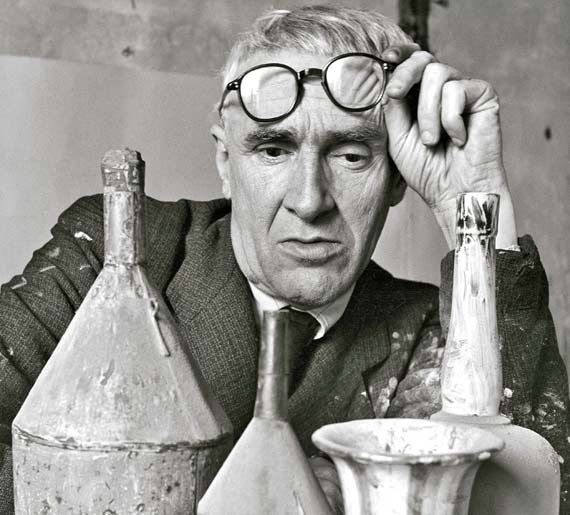 El artista italiano Giorgio Morandi, en su estudio en 1953. / HERBERT LIST / MAGNUM